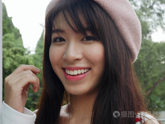 他悄悄溜进她的私信里